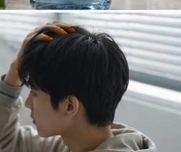 거울 앞에서 젖은 머리를 만지는 사춘기 아이