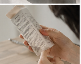 성분표를 꼼꼼히 살피는 엄마의 손